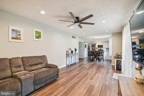 7825 Elberta Dr, Severn, MD 21144 photo 9