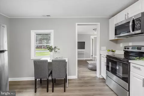 8166 Forest Glen Dr, Pasadena, MD 21122 photo 9
