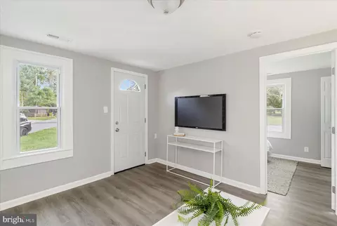 8166 Forest Glen Dr, Pasadena, MD 21122 photo 6