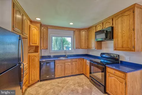 8384 Lockwood Rd, Pasadena, MD 21122 photo 3
