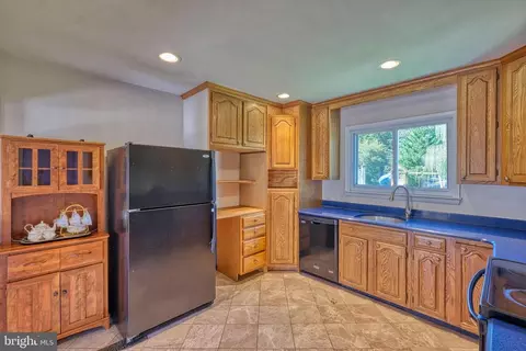 8384 Lockwood Rd, Pasadena, MD 21122 photo 4