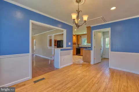 8384 Lockwood Rd, Pasadena, MD 21122 photo 9