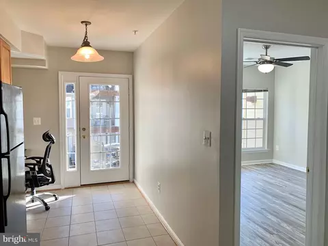 Entry Way - 2133 Hideaway Ct, Annapolis, MD 21401 photo 2 of 7