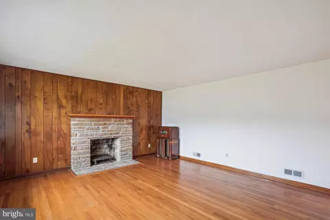 709 E Maple Rd, Linthicum Heights, MD 21090 photo 4