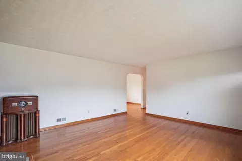 709 E Maple Rd, Linthicum Heights, MD 21090 photo 5