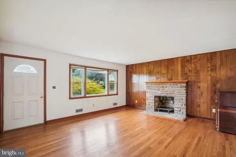 709 E Maple Rd, Linthicum Heights, MD 21090 photo 3