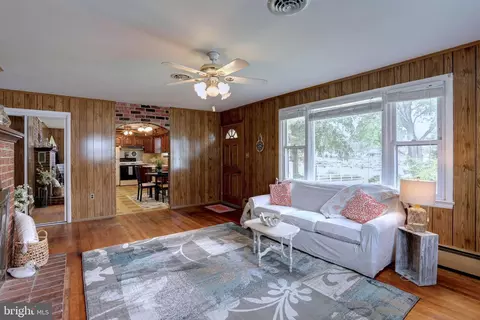 Living - 8098 Ventnor Rd, Pasadena, MD 21122 photo 4 of 4