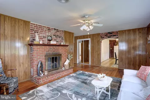 Living - 8098 Ventnor Rd, Pasadena, MD 21122 photo 2 of 4