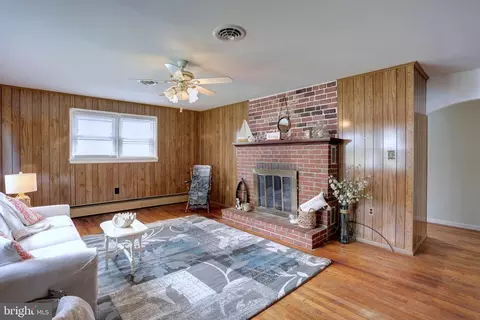 Living - 8098 Ventnor Rd, Pasadena, MD 21122 photo 1 of 4