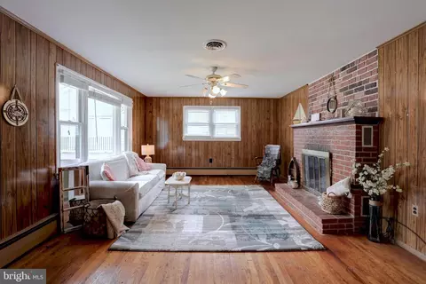 Living - 8098 Ventnor Rd, Pasadena, MD 21122 photo 3 of 4
