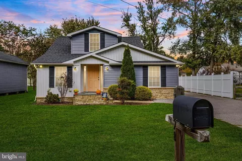 7828 Appletree Rd, Pasadena, MD 21122