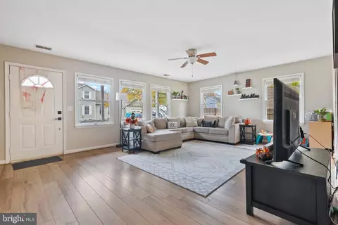Living - 1207 Juniper St, Shady Side, MD 20764 photo 6 of 9