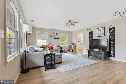 Living - 1207 Juniper St, Shady Side, MD 20764 photo 5 of 9