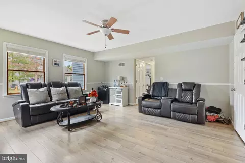 Living - 1207 Juniper St, Shady Side, MD 20764 photo 4 of 9