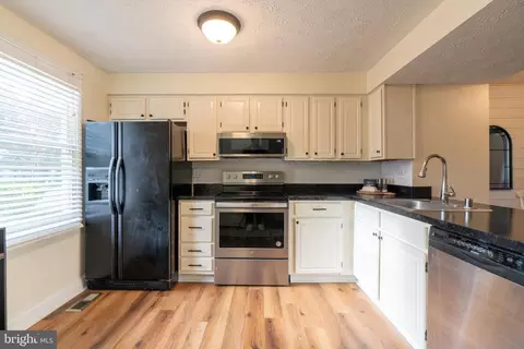 8103 Tower Bridge Dr, Pasadena, MD 21122 photo 4