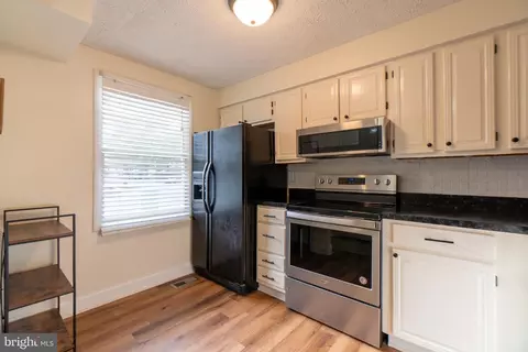 8103 Tower Bridge Dr, Pasadena, MD 21122 photo 3