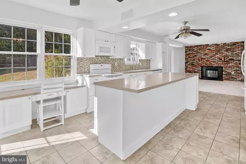8333 Sail Ct, Pasadena, MD 21122 photo 3