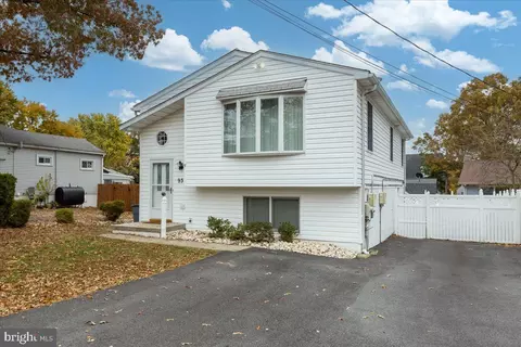 935 8th St, Pasadena, MD 21122