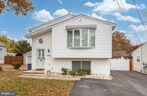 935 8th St, Pasadena, MD 21122 photo 3