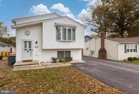 935 8th St, Pasadena, MD 21122 photo 2