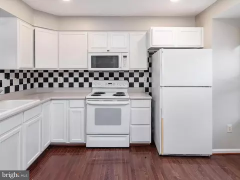 8107 Gray Stone Ln, Pasadena, MD 21122 photo 6