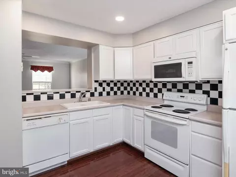 8107 Gray Stone Ln, Pasadena, MD 21122 photo 5