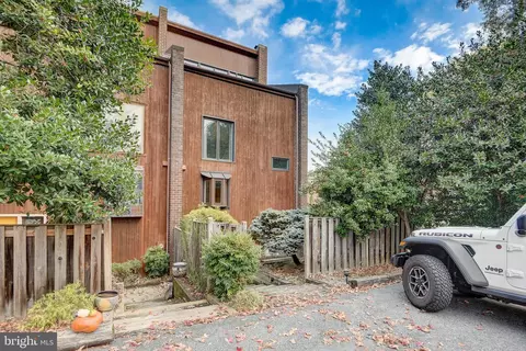 2 Klakring Ct, Annapolis, MD 21403