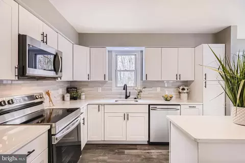 Kitchen - 8089 Forest Glen Dr, Pasadena, MD 21122 photo 4 of 4