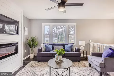 Living - 8089 Forest Glen Dr, Pasadena, MD 21122 photo 2 of 4