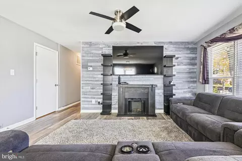 8 Brookview Ave, Pasadena, MD 21122 photo 3