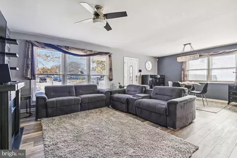 8 Brookview Ave, Pasadena, MD 21122