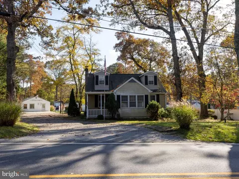 893 Woods Rd, Pasadena, MD 21122