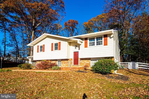 21 Tennessee Ave, Pasadena, MD 21122