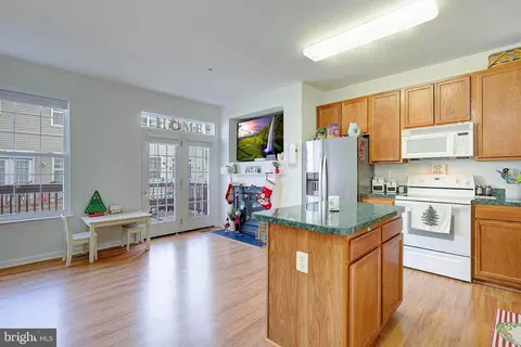 4106 Apple Leaf Ct, Pasadena, MD 21122 photo 2