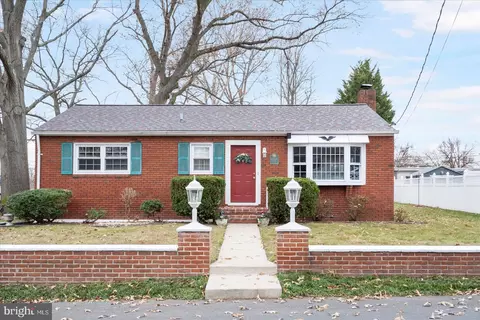 916 8th St, Pasadena, MD 21122 photo 2