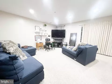 8231 Brooktree St, Laurel, MD 20724 photo 3
