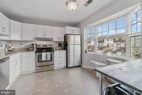 1724 E Bancroft Ln, Crofton, MD 21114 photo 6