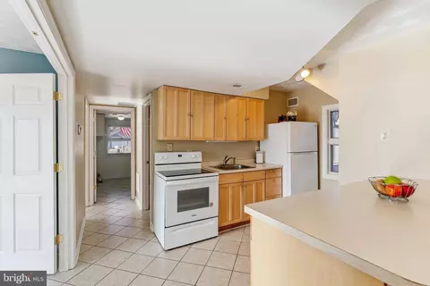 Kitchen - 911 Shore Dr, Edgewater, MD 21037 photo 4 of 7