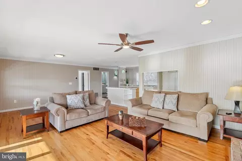 Living - 911 Shore Dr, Edgewater, MD 21037 photo 2 of 4
