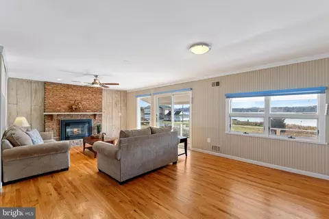 Living - 911 Shore Dr, Edgewater, MD 21037 photo 1 of 4
