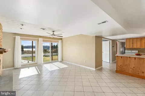 Living - 911 Shore Dr, Edgewater, MD 21037 photo 3 of 4