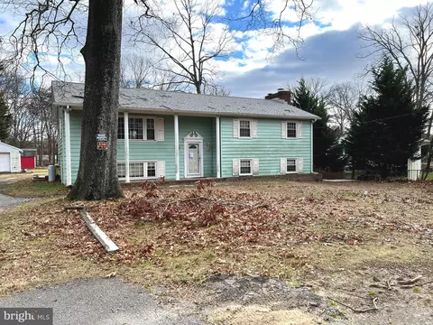8479 Bussenius Rd, Pasadena, MD 21122 photo 2