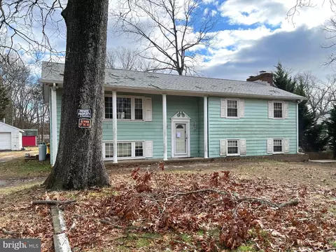 8479 Bussenius Rd, Pasadena, MD 21122