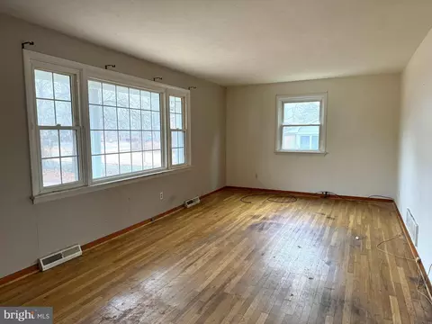 8479 Bussenius Rd, Pasadena, MD 21122 photo 12