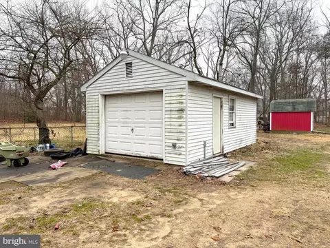 8479 Bussenius Rd, Pasadena, MD 21122 photo 5