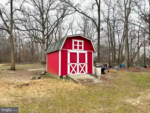 8479 Bussenius Rd, Pasadena, MD 21122 photo 6