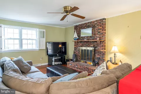 227 Falcon Dr, Pasadena, MD 21122 photo 13
