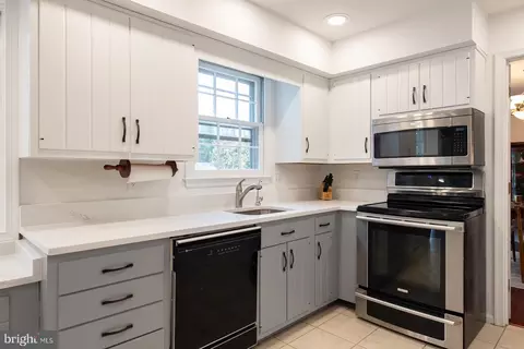 227 Falcon Dr, Pasadena, MD 21122 photo 6