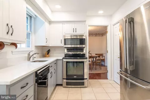 227 Falcon Dr, Pasadena, MD 21122 photo 8