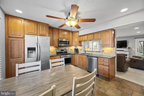3465 Old Crown Dr, Pasadena, MD 21122 photo 8